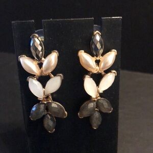 Vintage dangling glass leaf faux pearl earrings​